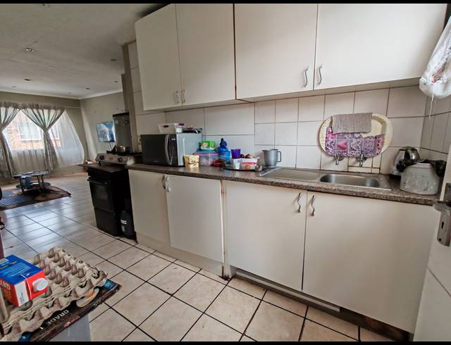 2 BEDROOM FLAT FOR SALE IN KEMPTON PARK CENTRAL